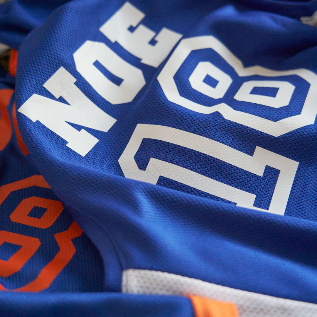 Flocage nom et num&eacute;ro sur maillot de basket